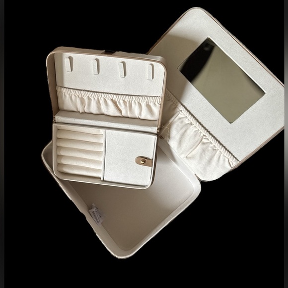 Beauty Bundle with Hair Accessories and Makeup - Picture 9 of 11